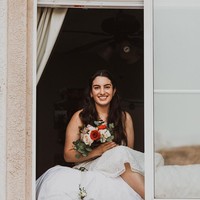 Hari itu aku bersiap-siap sendiri karena dalam masa karantina. Aku tidak menggunakan busana pengantin yang seharusnya, ucap Lauren.  Foto: dok. Fotografer: Jessica Jackson/Instagram @jesscaste