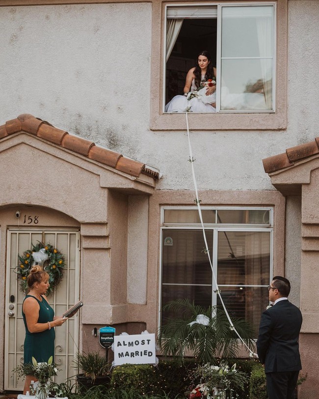 Dalam keadaan new normal kini banyak pasangan yang sudah kembali melangsungkan pernikahan. Seperti pasangan ini yang tetap melangsungkan pernikahan meski calon pengantin wanita positif Corona.  Foto: dok. Fotografer: Jessica Jackson/Instagram @jesscaste