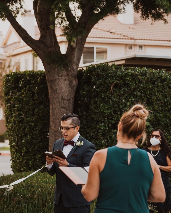 Sementara Patrick berada di halam rumah bersama keluarga terdekat mereka. Foto: dok. Fotografer: Jessica Jackson/Instagram @jesscaste