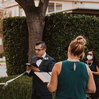 Sementara Patrick berada di halam rumah bersama keluarga terdekat mereka. Foto: dok. Fotografer: Jessica Jackson/Instagram @jesscaste