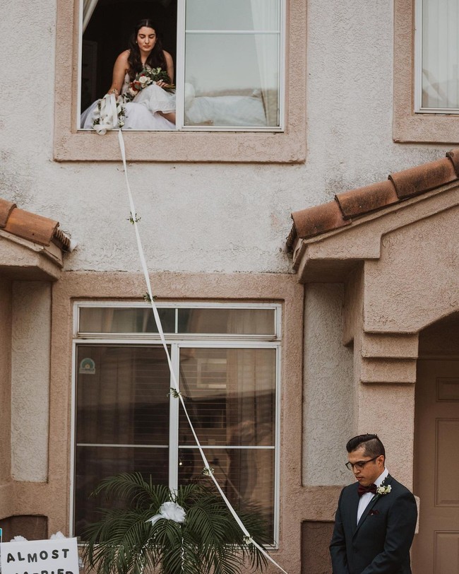 Uniknya, pernikahan tetap berjalan dengan semestinya. Bertukar cincin hingga mengucap janji pernikahan namun tetap mengikuti protokol social distancing.  Foto: dok. Fotografer: Jessica Jackson/Instagram @jesscaste