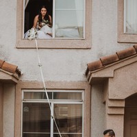 Uniknya, pernikahan tetap berjalan dengan semestinya. Bertukar cincin hingga mengucap janji pernikahan namun tetap mengikuti protokol social distancing.  Foto: dok. Fotografer: Jessica Jackson/Instagram @jesscaste