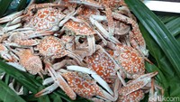 Selain lobster, kepiting bercapit panjang juga sangat mudah dijumpai di perairan Kampung Goras. Karena saking banyaknya dan mudah didapat, kepiting ini tidak dijual, hanya untuk dikonsumsi sendiri. 
