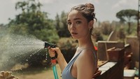 Dara berusia 25 tahun itu pun bangga dan menyebutkan jika itu adalah ciuman perdananya di depan kamera. Dok. Instagram/matildadeangelis