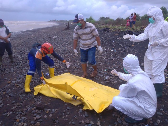 Mayat wanita berkebaya ditemukan di Pantai Bringin, Jepara, Senin (12/7/2020).