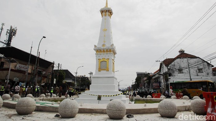 Proyek revitalisasi kawasan Tugu Yogyakarta dan Jalan Jenderal Sudirman terus dikerjakan. Hingga kini progres revitalisasi telah mencapai 80 persen.