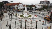 Sejumlah pekerja mengerjakan proyek revitalisasi kawasan simpang empat Tugu Yogyakarta, Senin (7/12/2020).