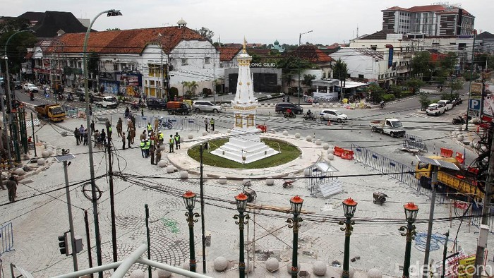 Proyek revitalisasi kawasan Tugu Yogyakarta dan Jalan Jenderal Sudirman terus dikerjakan. Hingga kini progres revitalisasi telah mencapai 80 persen.