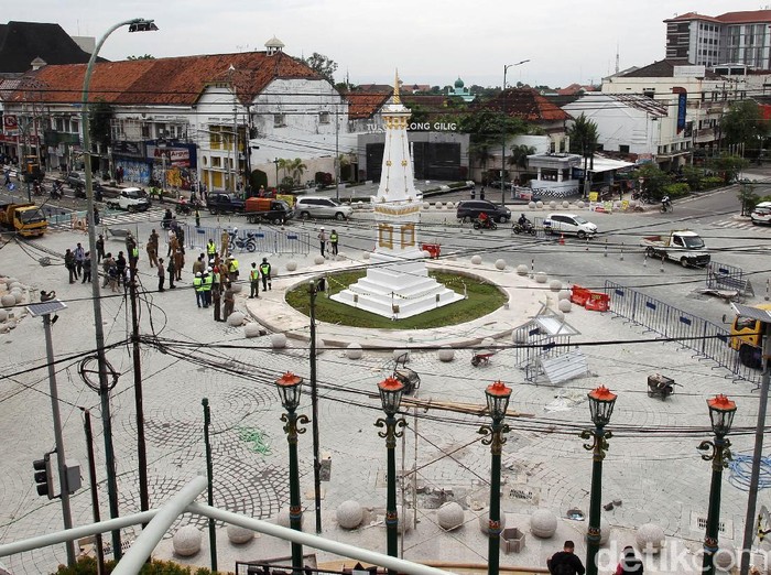 Proyek revitalisasi kawasan Tugu Yogyakarta dan Jalan Jenderal Sudirman terus dikerjakan. Hingga kini progres revitalisasi telah mencapai 80 persen.