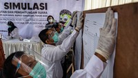 Berbagai desakan untuk menunda kembali ajang tersebut hingga pandemi mereda atau setelah vaksin COVID-19 ditemukan terus mencuat dari sejumlah organisasi masyarakat, akademisi, hingga pakar kesehatan. Mereka menilai jika Pilkada Serentak 2020 tetap diselenggarakan di tengah pandemi, maka dikhawatirkan akan memunculkan klaster-klaster baru COVID-19.  