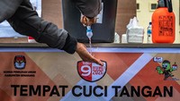Berbeda dari penyelenggaraan Pilkada Serentak yang pernah dilaksanakan sebelumnya, dalam Pilkada Serentak 2020 ini, Komisi Pemilihan Umum (KPU) telah mensosialisasikan 12 hal baru di Tempat Pemungutan Suara (TPS), yaitu wajib memakai masker, mencuci tangan, pemeriksaan suhu tubuh, penggunaan sarung tangan plastik, penggunaan tinta tetes untuk menggantikan tinta celup sebagai penanda telah menggunakan hak pilih, jumlah pemilih dalam satu TPS dibatasi maksimal 500 pemilih.   