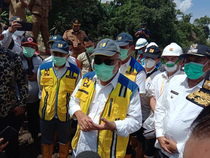 Menteri PUPR Basuki Hadimuljono saat meninjau lokasi terdampak banjir di Medan (Ahmad Arfah-detikcom)