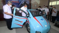 Rektor Universitas Tanjungpura (Untan) Garuda Wiko (ketiga kiri) didampingi Dekan Fakultas Teknik Untan RM Rustamaji (kiri) mencoba mobil listrik buatan mahasiswa saat peluncuran di Fakultas Teknik Untan, Pontianak, Kalimantan Barat, Senin (7/12/2020).
