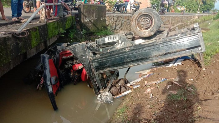 Mobil pikap kawanan maling di Maros, Sulsel terjun ke parit saat dikejar warga (dok. Istimewa).