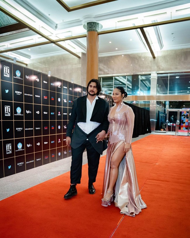 Aktris Tara Basro muncul di ajang penghargaan Festival Film Indonesia (FFI) 2020, Sabtu (5/12/2020). Didampingi sang suami, Daniel Adnan, Tara menebar pesonanya dalam balutan gaun berwarna dusty pink. (Foto: Instagram@tarabasro)