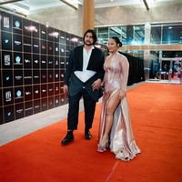 Aktris Tara Basro muncul di ajang penghargaan Festival Film Indonesia (FFI) 2020, Sabtu (5/12/2020). Didampingi sang suami, Daniel Adnan, Tara menebar pesonanya dalam balutan gaun berwarna dusty pink. (Foto: Instagram@tarabasro)