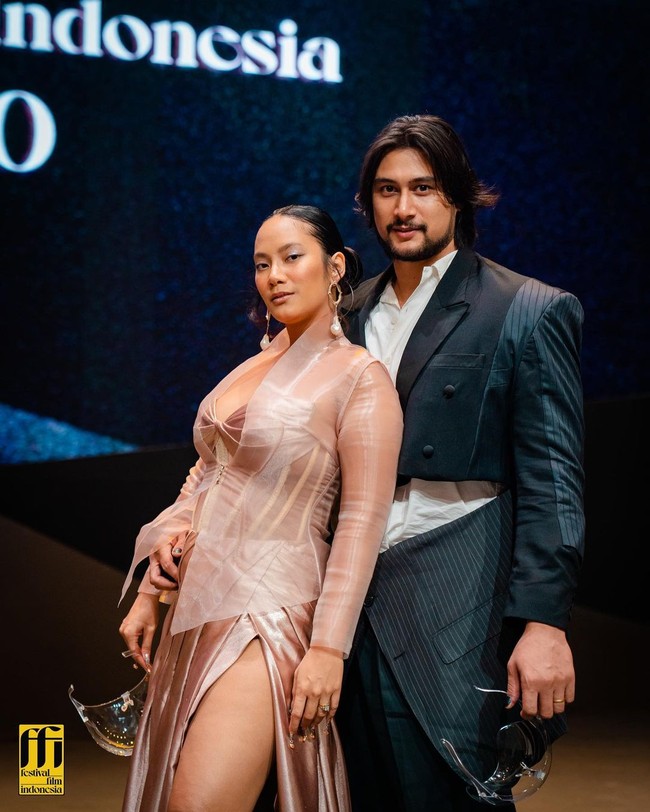 Maret lalu, Tara Basro pernah menyuarakan soal body positivity lewat sebuah unggahan di Instagram. Ia mengajak pengikutnya untuk mencintai dan menerima tubuh mereka apa adanya. Andaikan kita lebih terbiasa untuk melihat hal yang baik dan positif, bersyukur dengan apa yang kita miliki dan make the best out of itu dari pada fokus dengan apa yang kita miliki. Setelah perjalanan yang panjang gue bisa bilang kalau gue cinta sama tubuh gue dan gue bangga akan itu. Let yourself bloom, tulisnya. (Foto: dok. Instagram Tara Basro/Daniel Adnan)