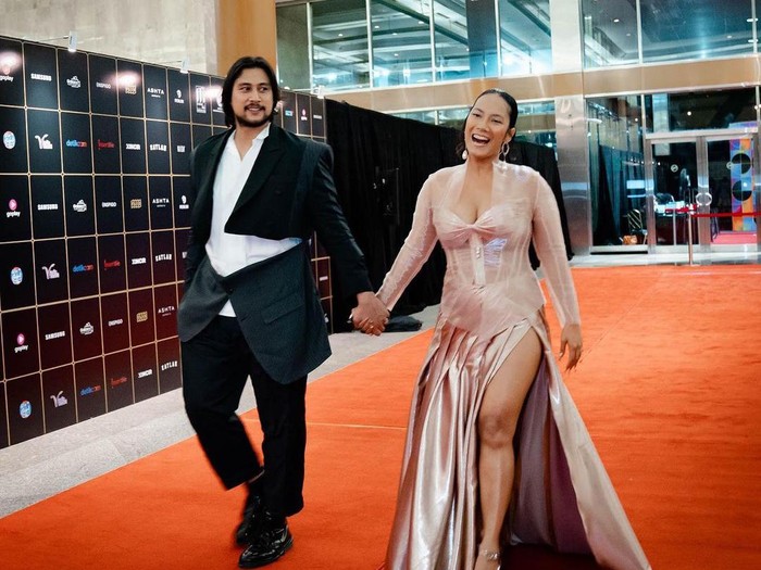 Momen berdua Tara Basro dan Daniel Adnan