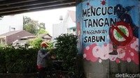 Warga diminta untuk mencuci tangan menggunakan sabun agar terhindar dari virus Corona.