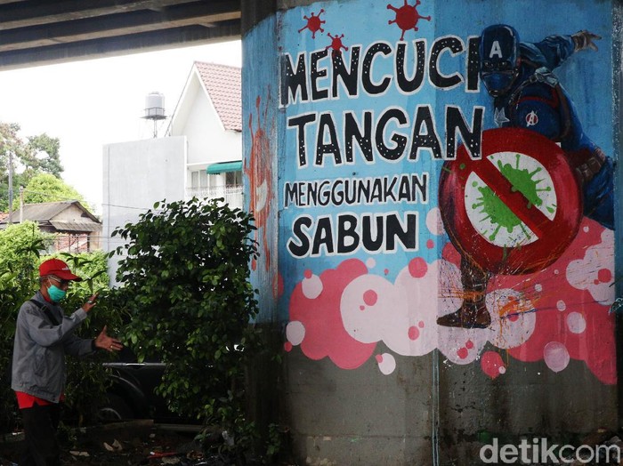 Mural bertema pencegahan COVID-19 menghiasi dinding tiang tol di kawasan Kebon Nanas, Jakarta Timur, Senin (7/12/2020). Selain untuk memperindah pemandangan, mural tersebut juga guna mengimbau masyarakat agar menjaga kesehatan serta melaksanakan protokol kesehatan sebagai upaya pencegahan penularan COVID-19.