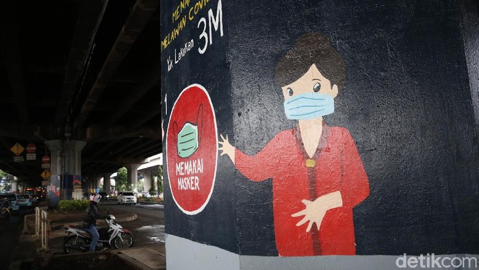 Mural bertema pencegahan COVID-19 menghiasi dinding tiang tol di kawasan Kebon Nanas, Jakarta Timur, Senin (7/12/2020). Selain untuk memperindah pemandangan, mural tersebut juga guna mengimbau masyarakat agar menjaga kesehatan serta melaksanakan protokol kesehatan sebagai upaya pencegahan penularan COVID-19.