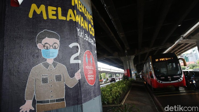 Mural Pencegahan COVID-19 Hiasi Tiang Tol Mural bertema pencegahan COVID-19 menghiasi dinding tiang tol di kawasan Kebon Nanas, Jakarta Timur, Senin (7/12/2020). Selain untuk memperindah pemandangan, mural tersebut juga guna mengimbau masyarakat agar menjaga kesehatan serta melaksanakan protokol kesehatan sebagai upaya pencegahan penularan COVID-19.