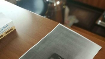 Bibi ini mencoba mengambil screenshot di ponsle dengan memfotokopi ponselnya sendiri. Foto: Bored Panda