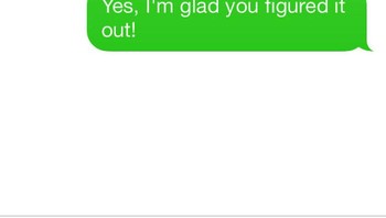 Nenek ini yang sangat bangga karena bisa mengirimkan SMS ke cucunya. Foto: Bored Panda