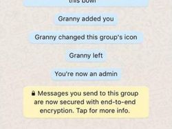 Momen Kocak dan Menggemaskan Saat Orang Tua Main Medsos