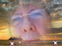 Momen Kocak dan Menggemaskan Saat Orang Tua Main Medsos