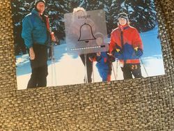 Momen Kocak dan Menggemaskan Saat Orang Tua Main Medsos