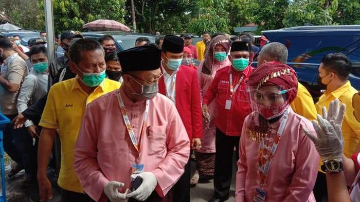 Paslon 01 Cek Endra dan ibu tiri Zola, Ratu Munawaroh, saat mendaftar ke KPU Jambi (dok Istimewa)