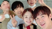 Sampai jumpa di season 2! Season 1 Hospital Playlist bisa disaksikan di Netflix. (Foto: dok. Instagram Yoo Yeon Seok/Jeon Mi Do) 