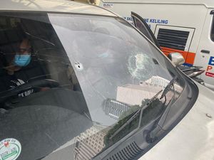 Kaca Berlubang, Ini Penampakan Mobil Polisi yang Diserang Pengikut HRS
