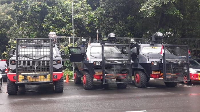 Pengamanan di Polda Metro Jaya jelang pemeriksaan Habib Rizieq Shihab.