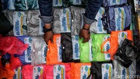 Jas hujan laris karena merupakan perlengkapan yang wajib dimiliki oleh pengendara sepeda motor. 