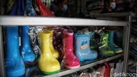 Selain payung dan jas hujan, di pasar ini juga menjajakan sepatu boots untuk anak-anak.