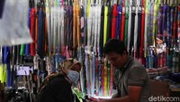 Payung yang dijual itu beragam warna.