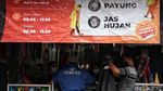 Penjualan Jas Hujan dan Payung Laris Manis