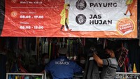 Tidak hanya payung, jas hujan juga laris saat memasuki musim hujan.