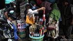 Penjualan Jas Hujan dan Payung Laris Manis