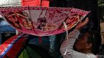 Penjualan Jas Hujan dan Payung Laris Manis