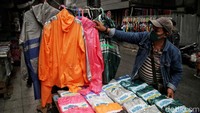 Jas hujan ini dijual dengan harga Rp 25.000-Rp 45.000.