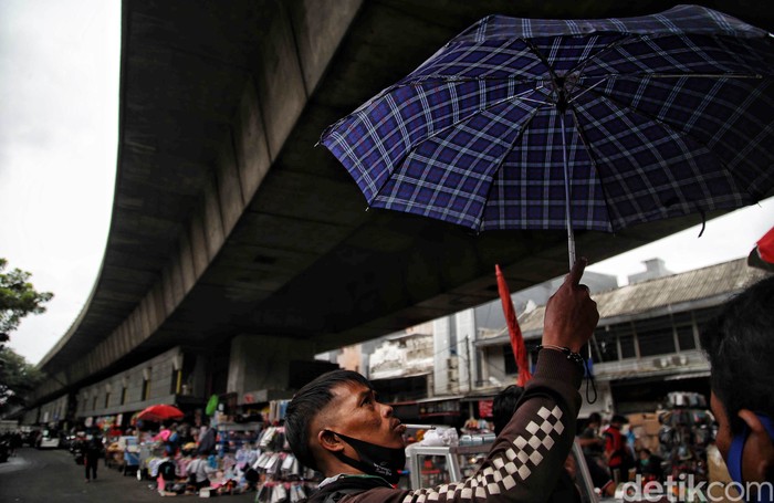 Musim hujan telah tiba. Jas hujan hingga payung yang dijual di kawasan Pasar Asemka, Jakarta Barat, mulai diserbu warga.