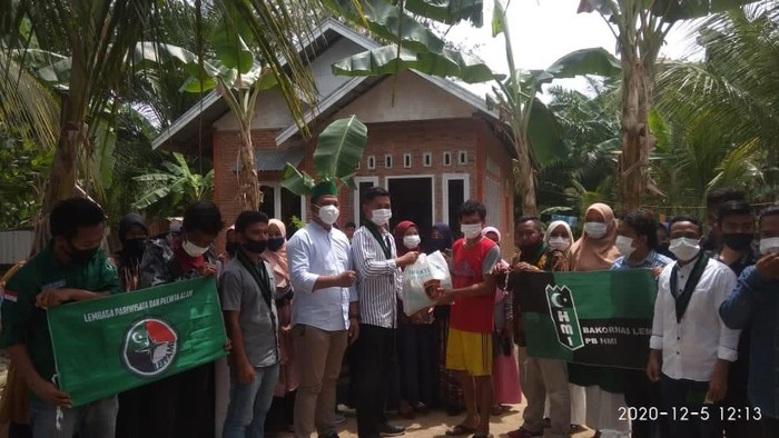 Penyerahan bantuan untuk warga yang terdampak banjir