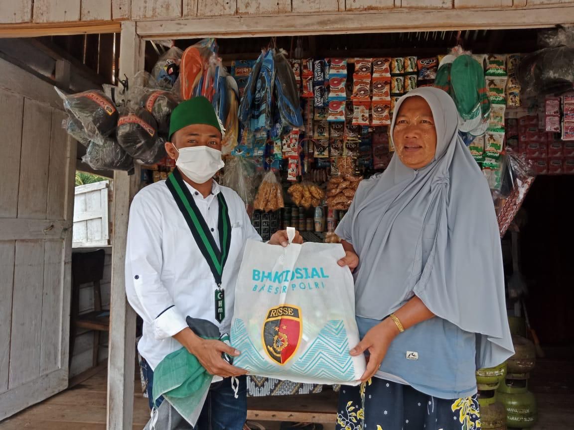 Penyerahan bantuan untuk warga yang terdampak banjir