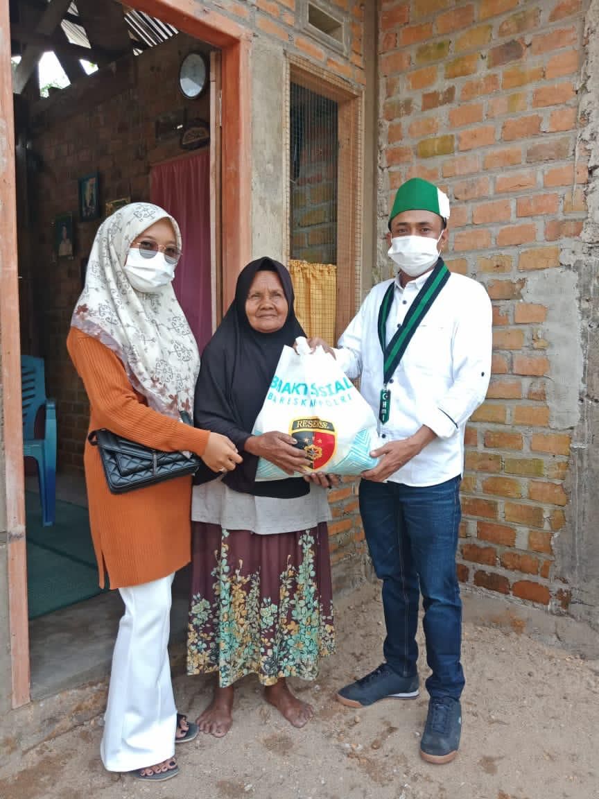Penyerahan bantuan untuk warga yang terdampak banjir