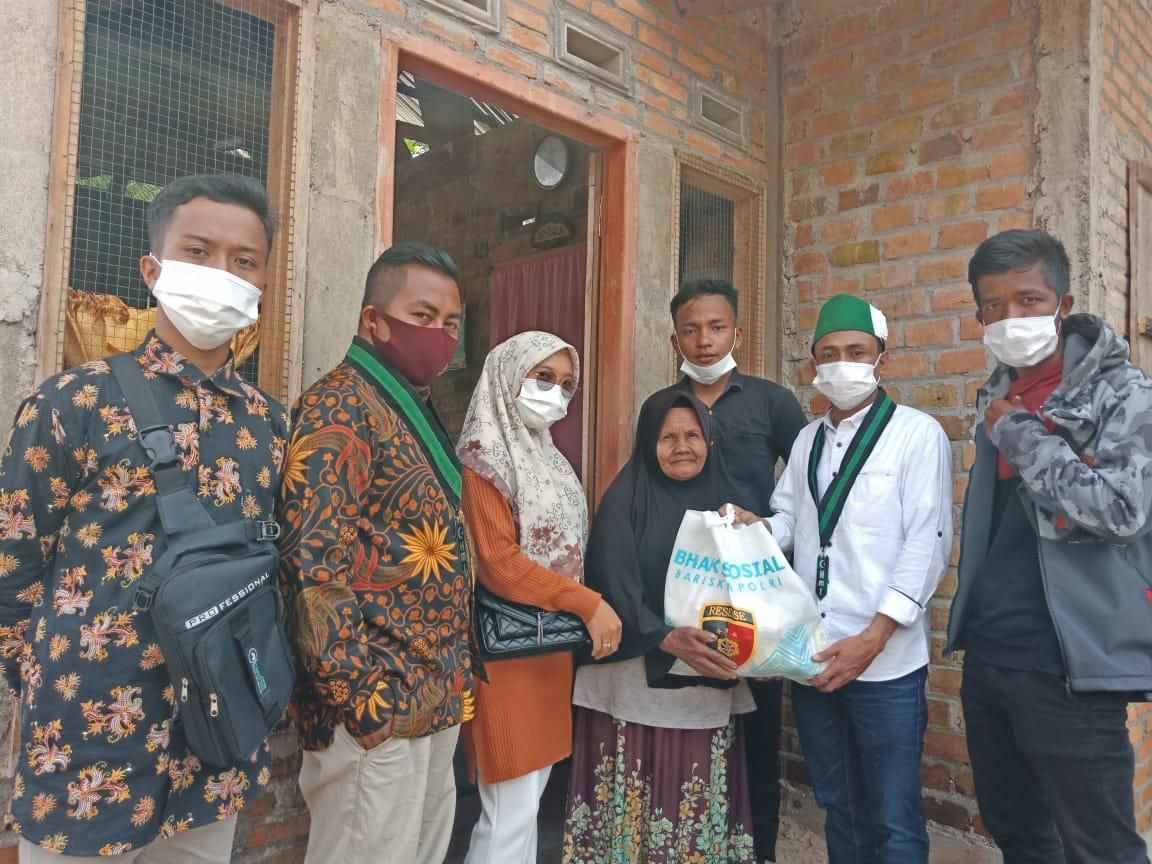 Penyerahan bantuan untuk warga yang terdampak banjir