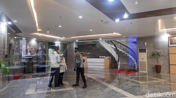 Penyidik KPK mendatangi gedung Kemensos (Tiara Aliya Azzahra/detikcom).