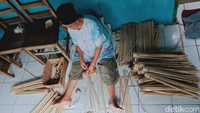 Masyarakat, ujar Nur, mengira dengan banyaknya kasus COVID dan yang meninggal membuat penjualan payung makam ramai. Padahal kenyataannya tidak karena banyak toko masih tutup dan pemakaman tidak pakai payung.
